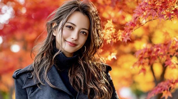 紅葉を背景に微笑む上品な若い女性 紅葉を背景に微笑む上品な若い女性の写真