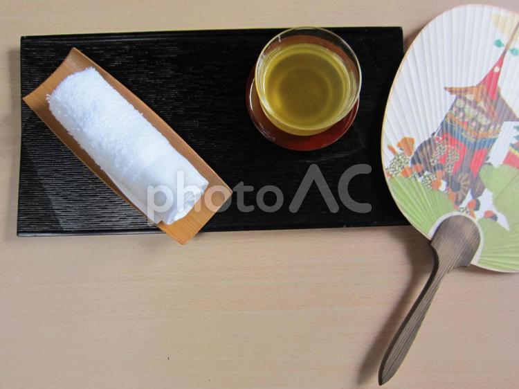 暑い日は、冷茶と冷やっこいおしぼり、どうぞ～。 冷茶,おしぼり,団扇の写真素材