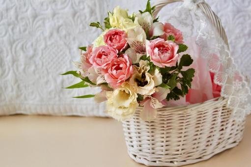 ピンク色のバラのフラワーバスケット フラワーアレンジメント,バラ,ピンクの写真素材