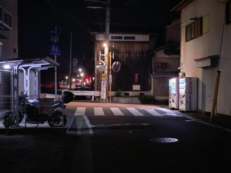 カーブミラーの夜道 路地,夜道,カーブミラーの写真素材