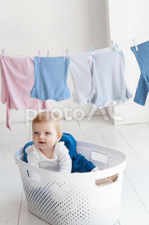 どこかを見ている赤ちゃん 赤ちゃん,人物,座るの写真素材