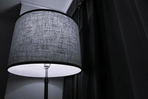 モノクロの部屋に佇むモダンな照明 モノクロの部屋に佇むモダンな照明 ランプ,照明,間接照明の写真素材