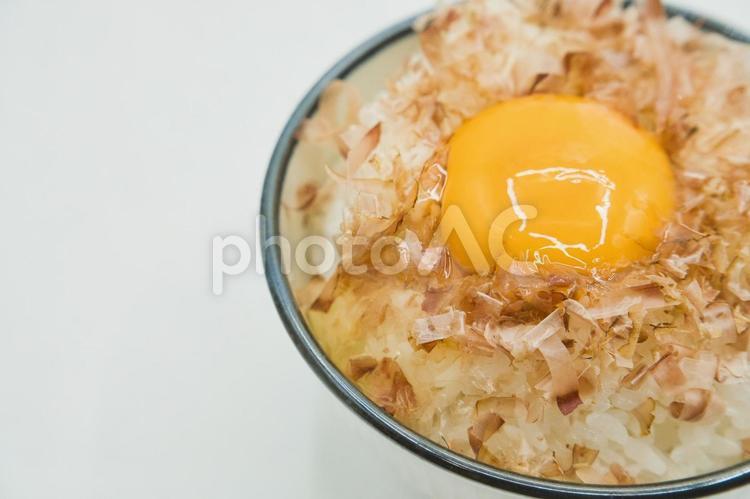 かつお節とTKG（左スペース） たまごごはん,鰹節,朝食の写真素材