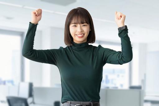 ガッツポーズをする女性・ビジネスウーマン ガッツポーズをする女性・ビジネスウーマン 女性,ガッツポーズ,笑顔の写真素材