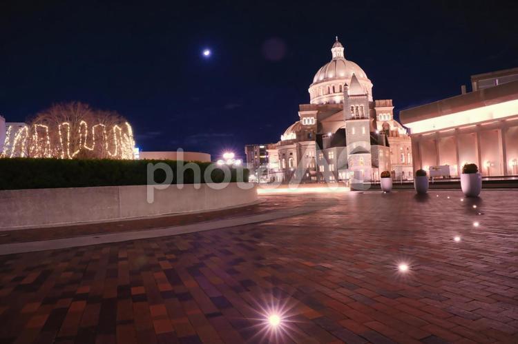 夜のアメリカの観光名所と月 夜景,夜,ライトアップの写真素材