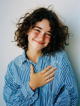 笑顔の可愛い若い外国人女性 笑顔の可愛い若い外国人女性の写真