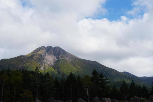 ほんのりと秋に染まる山 ほんのりと秋に染まる山の写真