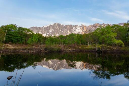 250515秋山郷天池と鳥甲山 秋山郷,長野県,栄村の写真素材