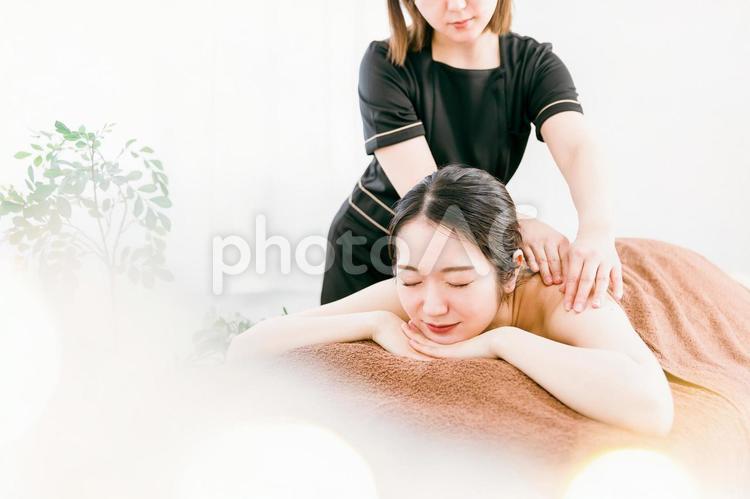 エステをする女性とエステティシャン エステ,エステティシャン,エステサロンの写真素材