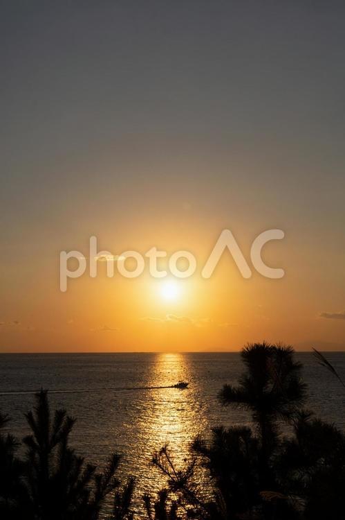  夕日の道を横切るボート 旅行,夕暮れ,観光地の写真素材