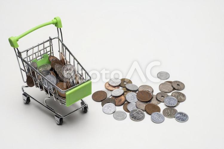 買い物カートとこぼれたコイン ショッピングカート,カート,お金の写真素材