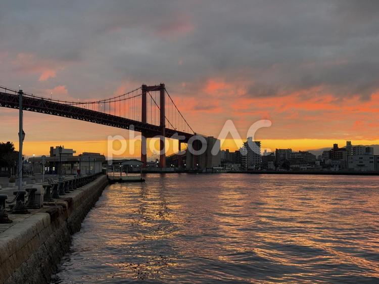 明け方の若戸大橋と北九州の街並み 光,海峡,景色の写真素材
