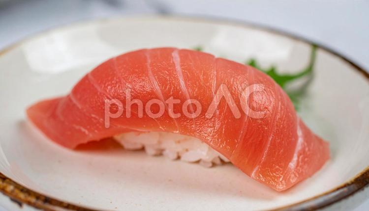 皿に盛った美味しそうな握り寿司　マグロ お寿司,握り,握り寿司の写真素材