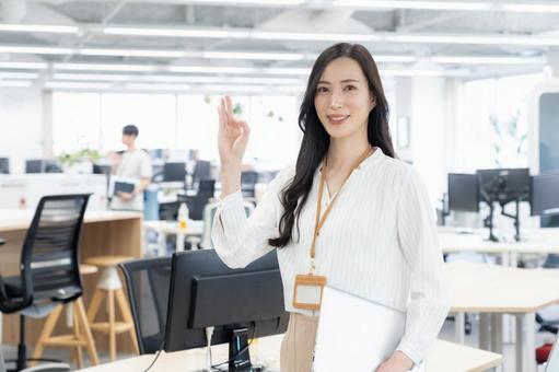 オフィスカジュアルの若い女性エンジニア オフィスカジュアルの若い女性エンジニア ビジネス,女性,オフィスの写真素材