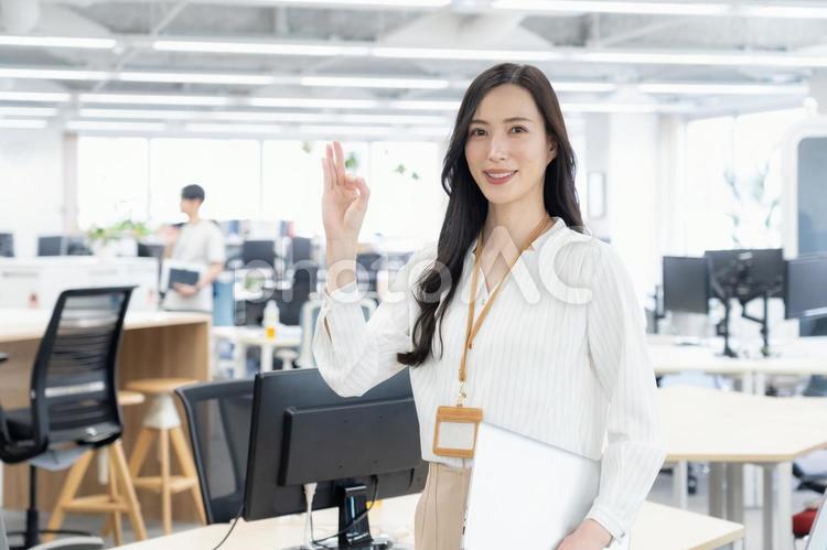 オフィスカジュアルの若い女性エンジニア ビジネス,女性,オフィスの写真素材