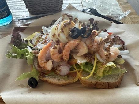 地中美術館のオープンサンド　オリーブ サンドイッチ,サラダ,オープンサンドの写真素材