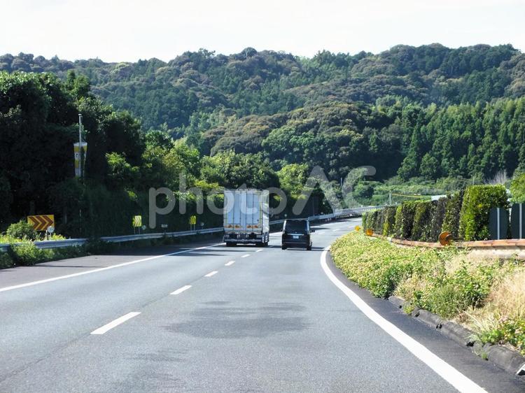 緑の山頂　トラックと車が並んで走る東名 ドライブ,トラック,乗用車の写真素材
