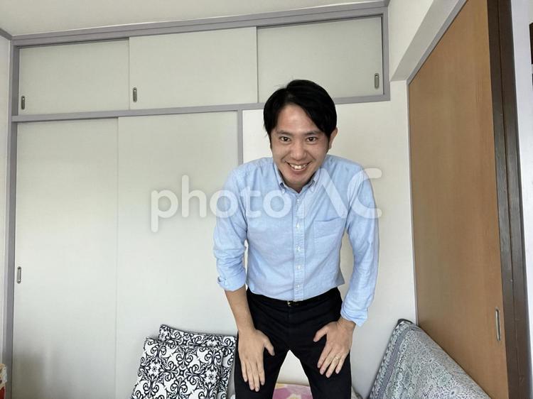 笑顔でお礼を言う男性 中年,上司,会社員の写真素材