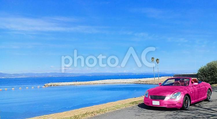 ピンクのオープンカーと海景 車,オープンカー,海の写真素材