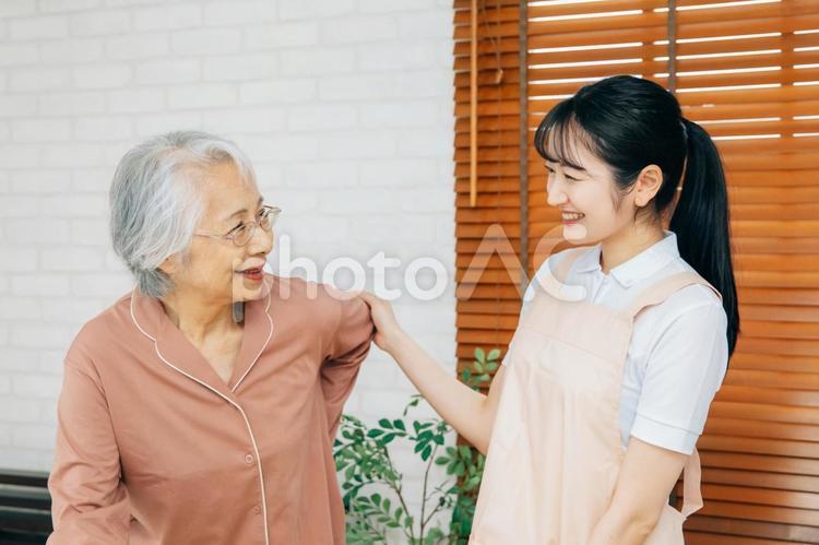 笑顔の高齢者女性と女性スタッフ（杖） 訪問介護,在宅介護,介護の写真素材