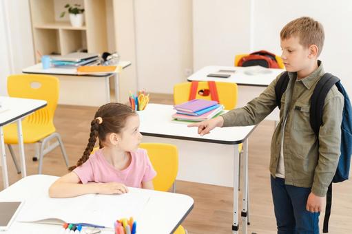 女の子を指さして喧嘩する男の子 男の子,女の子,子どもの写真素材