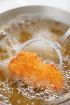 揚げている途中のとんかつのアップ とんかつ,揚げ物,料理の写真素材