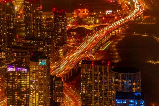 夜の高速道路(トロント) 夜の高速道路(トロント) 夜,高速道路,ビルの写真素材