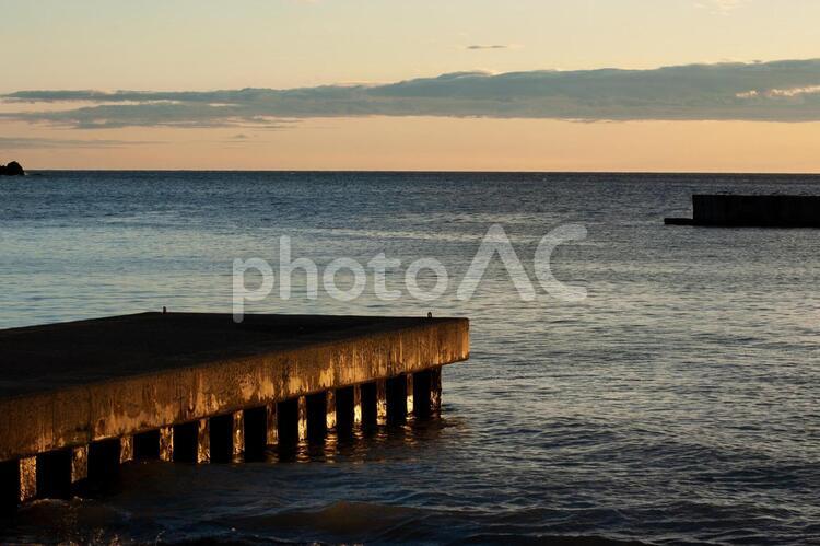 夕暮れの堤防 堤防,海,夕暮れの写真素材