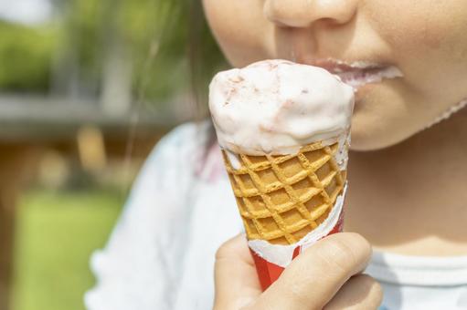 アイスを食べている女の子の口元（５歳 女の子,子供,アイスクリームの写真素材