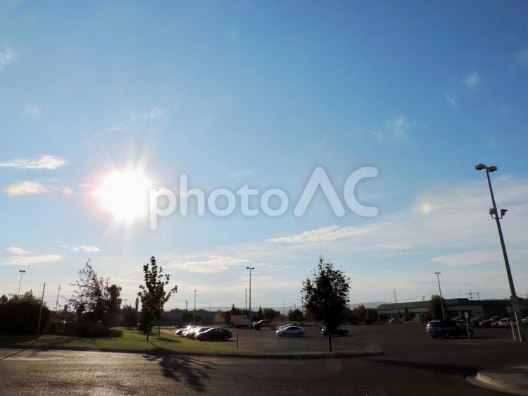 駐車場のある風景 街の風景,太陽,青空の写真素材