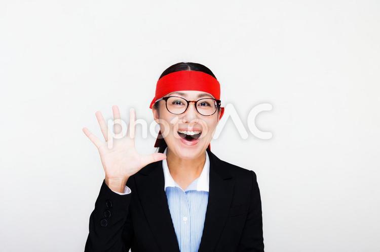 鉢巻きをしているスーツの女性 ビジネスウーマン,声援,応援の写真素材