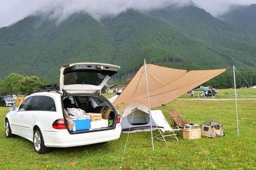 愛犬と車でキャンプ 愛犬と車でキャンプ 風景,キャンプ,カーサイドの写真素材