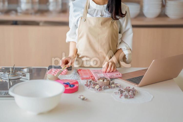 チョコを作るエプロン姿の女性 バレンタイン,バレンタインデー,チョコの写真素材
