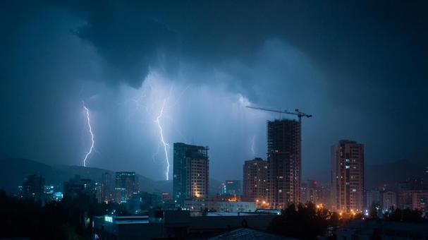 雷雨の都市と稲妻 雷雨の都市と稲妻の写真