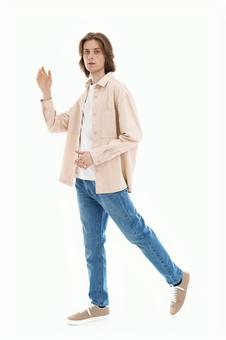 右手をあげカメラ目線でポーズする若い男性 右手をあげカメラ目線でポーズする若い男性の写真