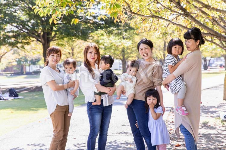 公園で遊ぶママ友と子供 ママ友,子供,公園の写真素材