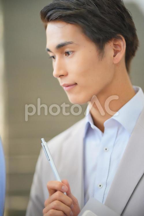 ペンを持っているビジネスマン ビジネスマン,会社員,日本人の写真素材