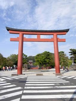 秋晴れの鶴岡八幡宮・三の鳥居 秋晴れの鶴岡八幡宮・三の鳥居の写真