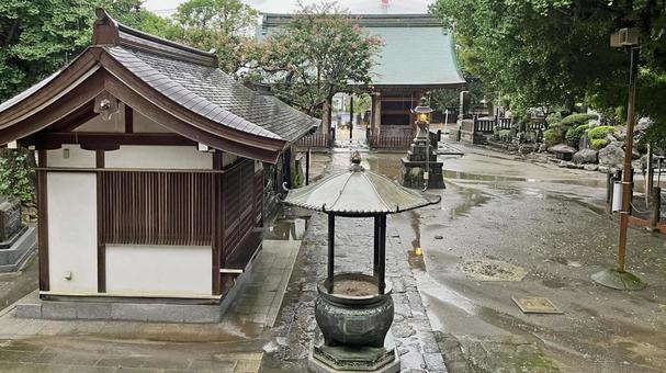 坂東33観音 05番 勝福寺 雨天の境内 坂東33観音 05番 勝福寺 雨天の境内の写真