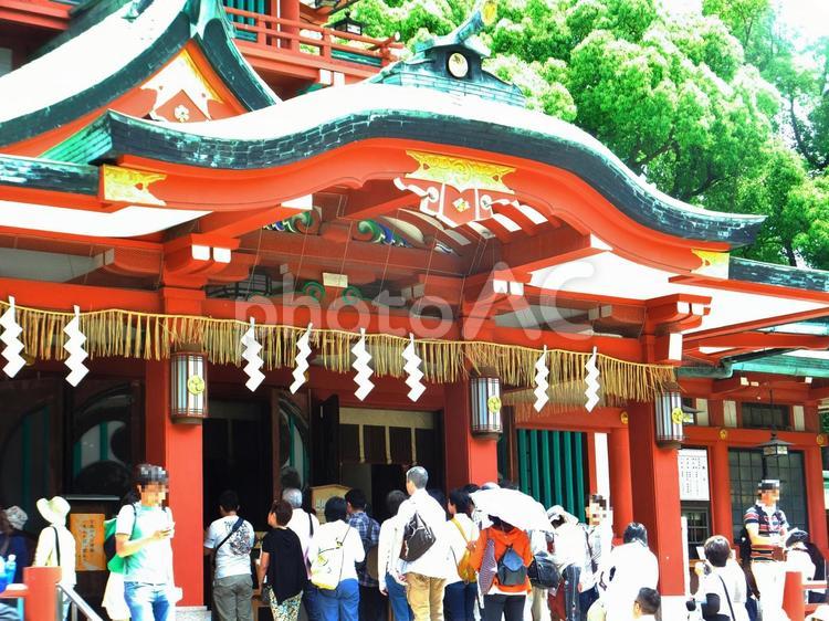 東京町散歩30 富岡八幡宮4 富岡八幡宮,参拝,参拝する人々の写真素材