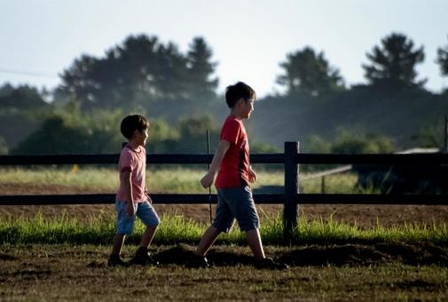 ＜素材＞夕暮れの公園を走る男の子 子供,兄弟,ジョギングの写真素材