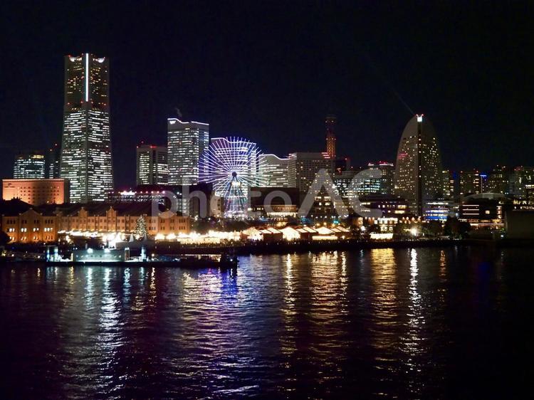 大桟橋から見た横浜みなとみらいの夜景 みなとみらい,オフィス,クイーンズスクエアの写真素材
