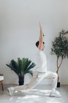 ヨガの戦士のポーズをする男性 男性,外国人,欧米人の写真素材