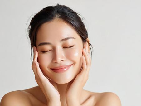 健康的な素肌の目を閉じて微笑む女性の写真