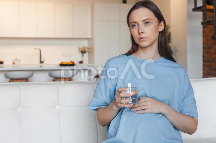 グラスを持ってたそがれる女性 女性,人物,妊婦の写真素材