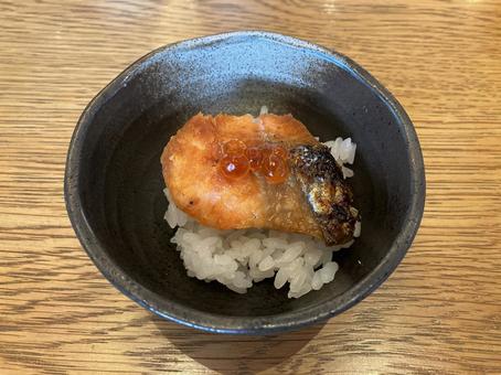 鮭とイクラの親子丼 鮭とイクラの親子丼 焼き鮭,海鮮親子丼,鮭の写真素材
