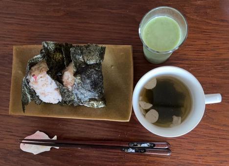 もち麦ご飯の梅と鮭の海苔おにぎり等の昼食 もち麦ご飯の梅と鮭の海苔おにぎり等の昼食 昼食,海苔おにり,あきたこまちの写真素材