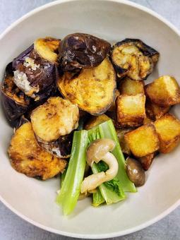 ナスとジャガイモの揚げ物小鉢 ナスとジャガイモの揚げ物小鉢 副菜,野菜,ナスの写真素材