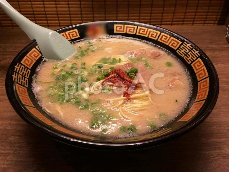 黒い丼のクリーミーな博多とんこつラーメン 天然とんこつラーメン,豚骨,スープの写真素材