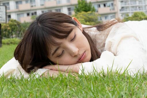 芝生の上で一休み 人,女の子,人物の写真素材